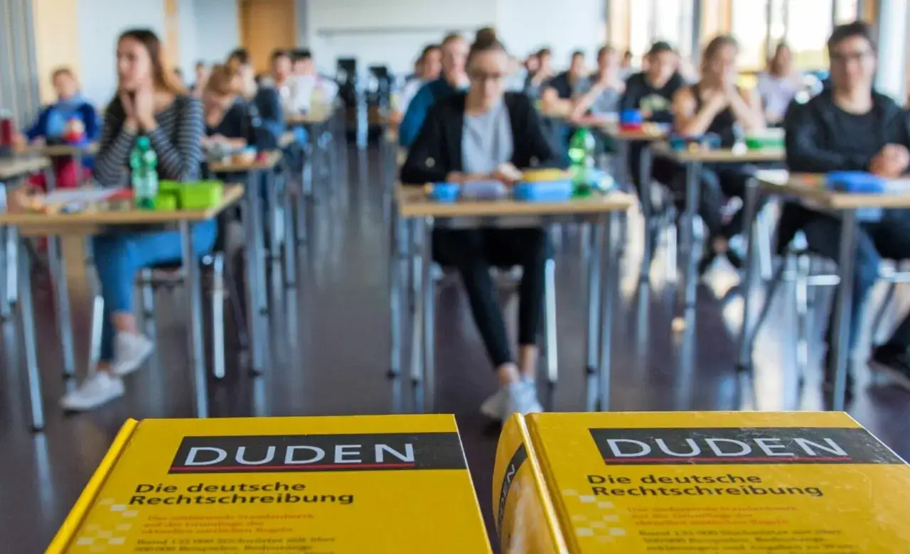 Schüler in einem Klassenzimmer, bereit für eine Prüfung. Was ist Abitur für ein Abschluss? Ein wichtiger Schritt im Bildungsweg.