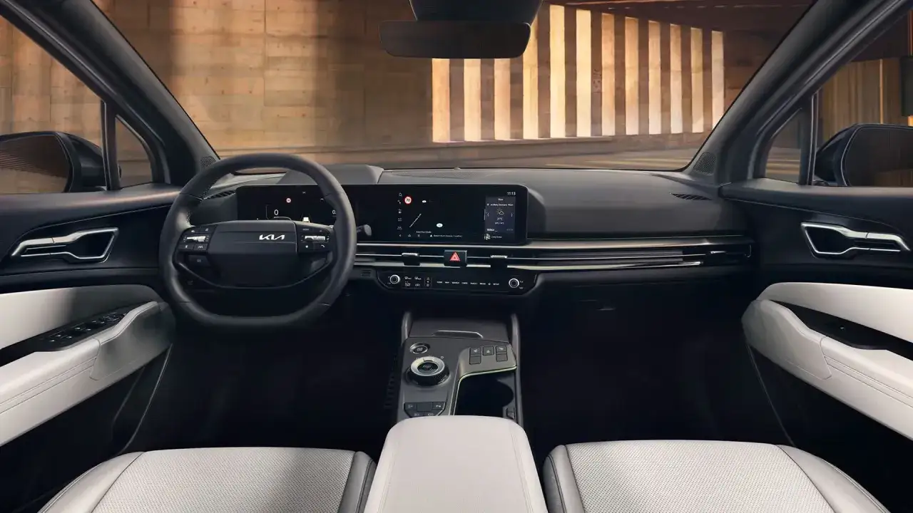 Nowe wnętrze Kia Sportage z nowoczesnym ekranem i komfortowymi fotelami. Zastanawiasz się, ile kosztuje nowa Kia Sportage?