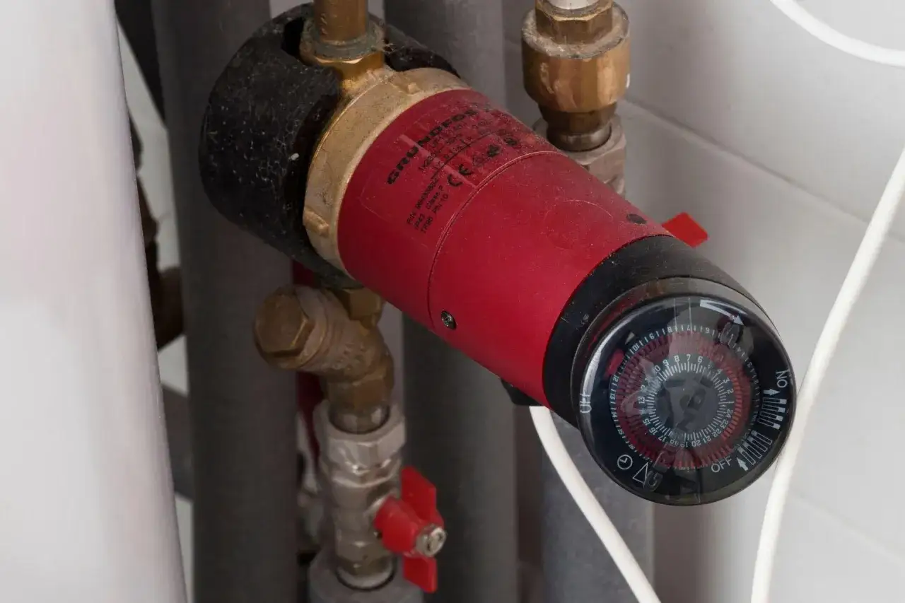 Pompa obiegowa Grundfos Comfort 15-14 B PM z programatorem czasowym, zapewniająca komfort ciepłej wody.