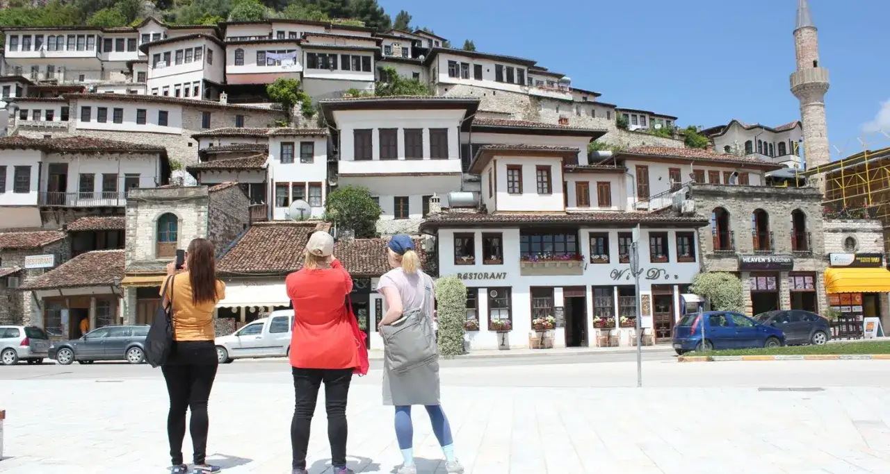 Tres turistas admiran la arquitectura de Berat, Albania, en su viaje de 5 días.
