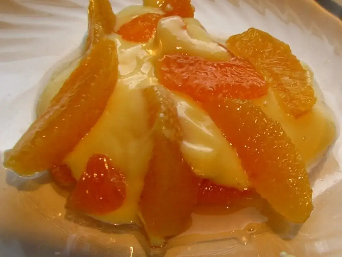 Delicioso sabayon de huevo cremoso cubierto con gajos de naranja jugosa y dulce.