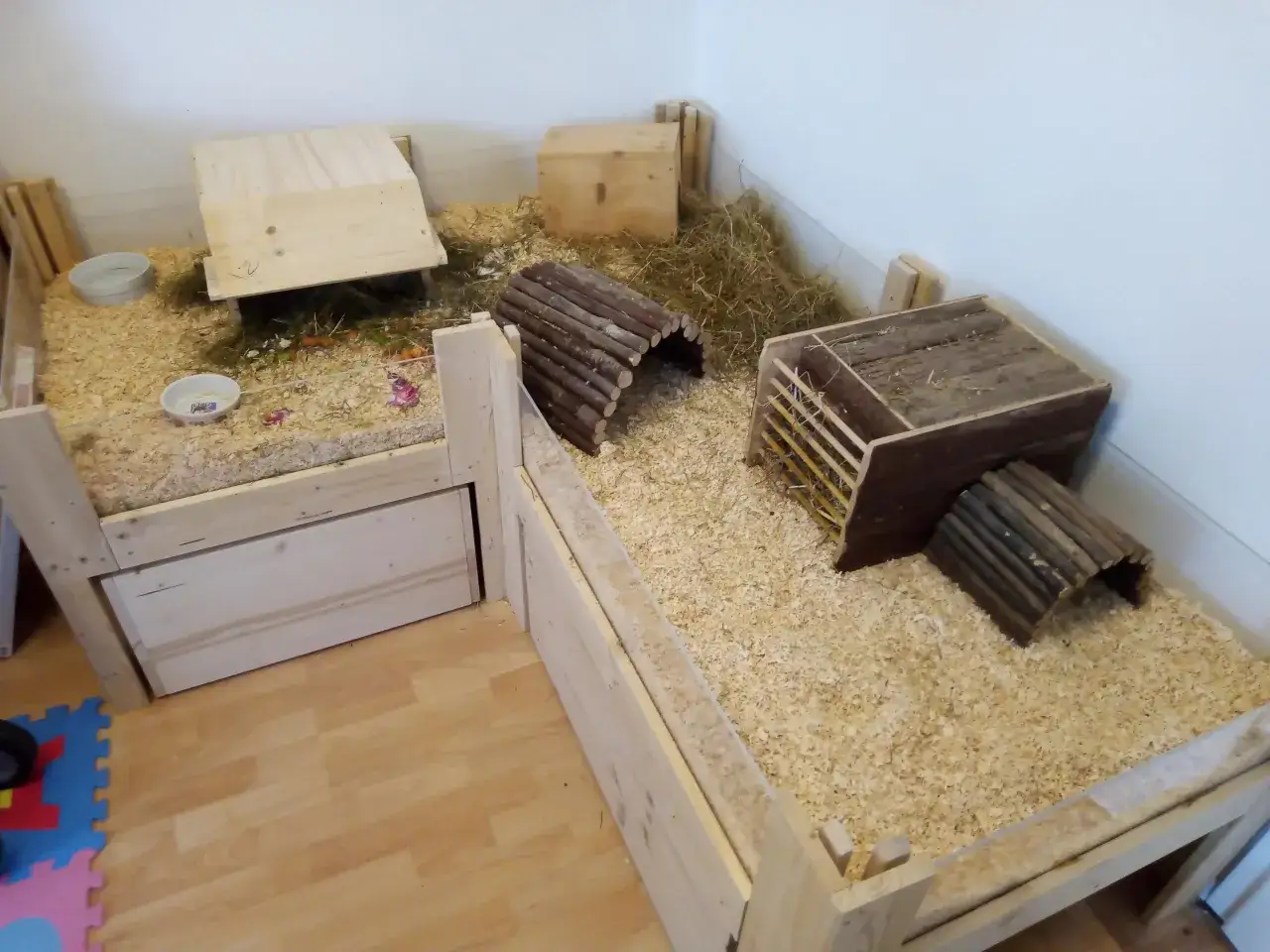 Ein ger&auml;umiges Meerschweinchen Gehege, gebaut aus Holz und inspiriert von einem Kallax Regal, bietet viel Platz zum Erkunden.