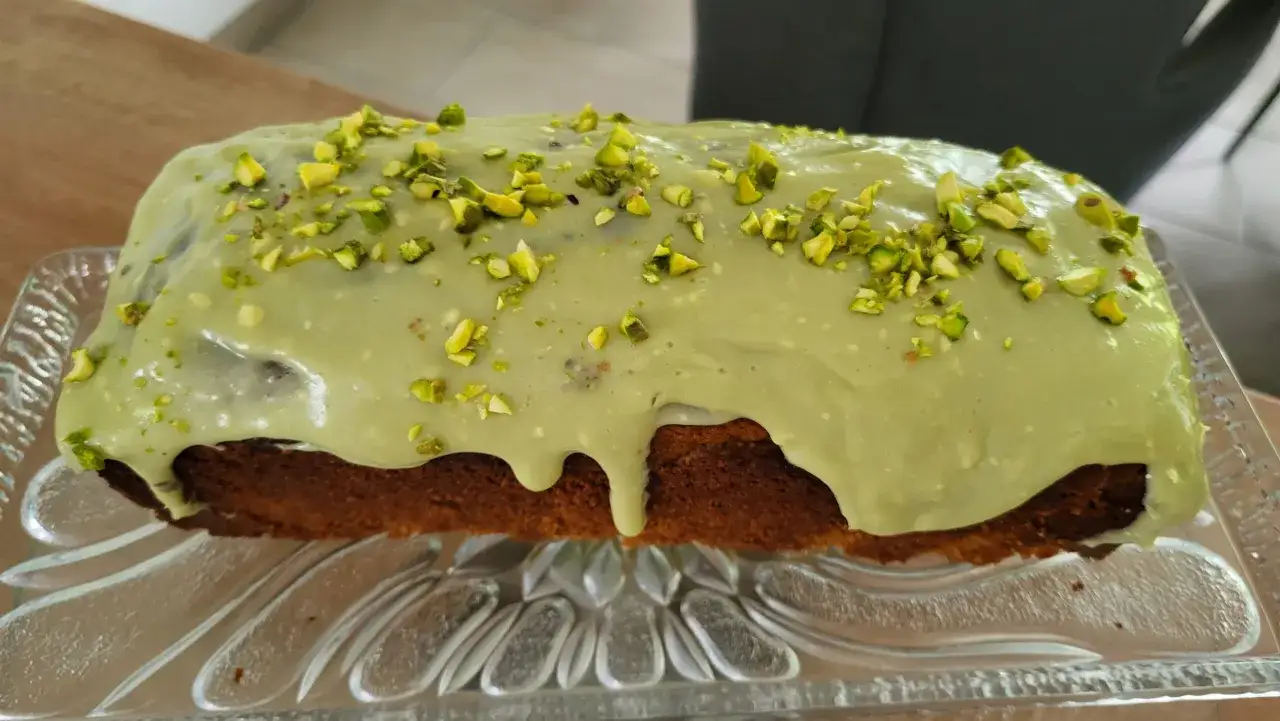 Ein saftiger Pistazienkuchen mit einer zarten Pistaziencreme, bestreut mit gehackten Pistazien. Ein Genuss f&uuml;r jeden Kuchenliebhaber!