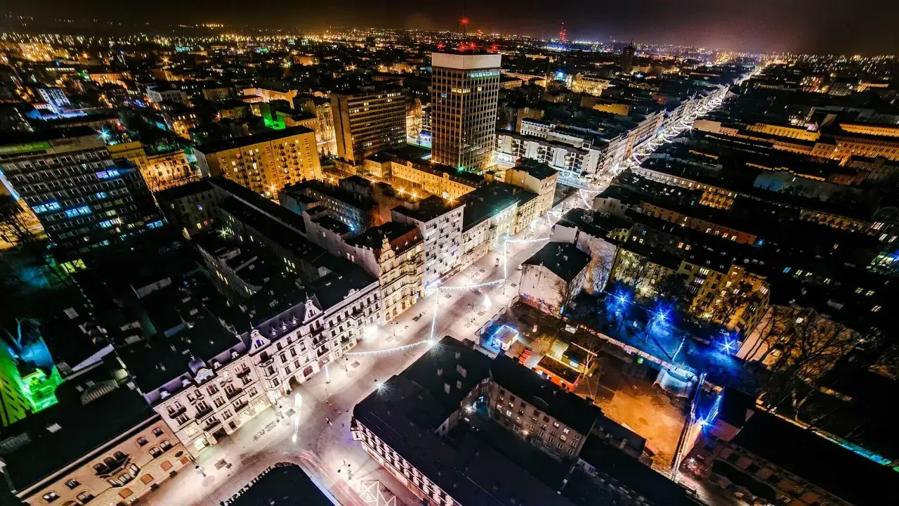 Nocne miasto z lotu ptaka. Czy łódź jest niebezpieczna? Nie, to widok na miasto nocą, pełne świateł i budynków.