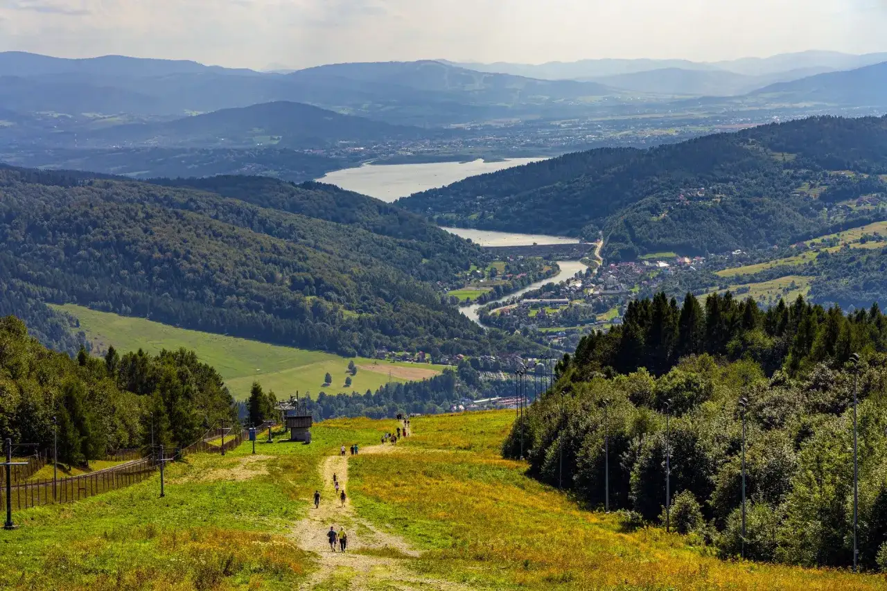 Góra Żar oferuje piękne widoki i szlaki turystyczne. W oddali jezioro i miasteczko.