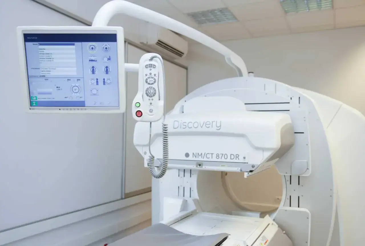 Nowoczesny aparat do scyntygrafii kości Discovery NM/CT 870 DR w gabinecie diagnostycznym.