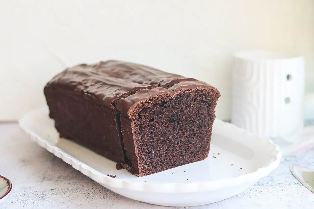 Saftiger Schokokuchen, perfekt zubereitet im Thermomix, auf einer weißen Platte.