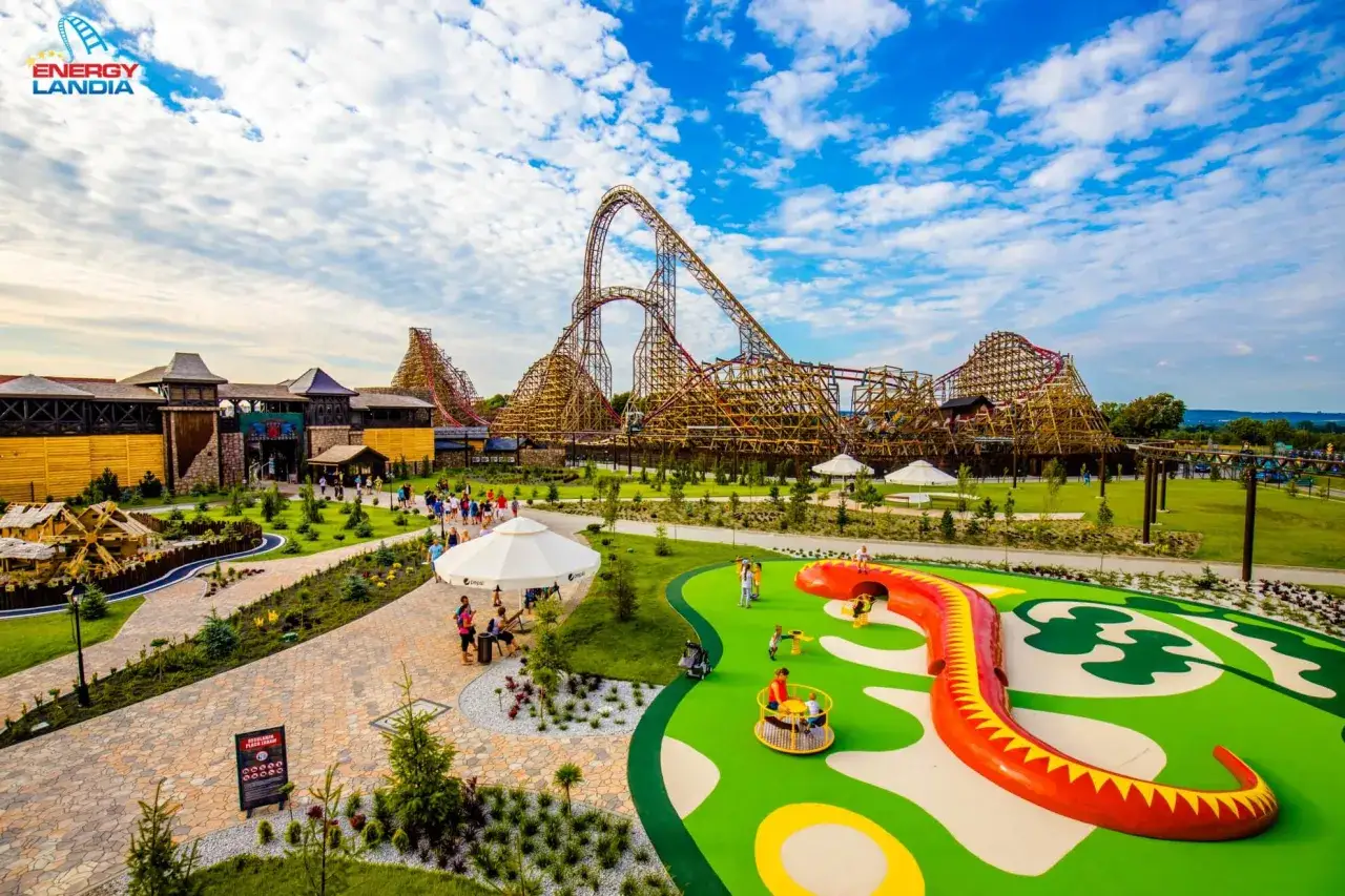 Energylandia w Zatorze to park rozrywki z drewnianymi roller coasterami i placem zabaw w kształcie smoka.