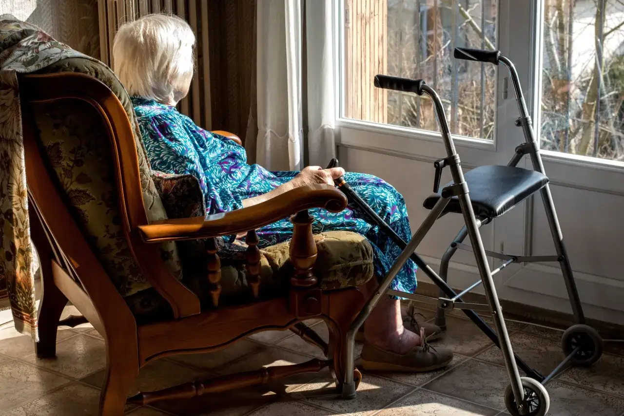 opiekunka seniora odpoczywająca, wsparcie psychologiczne