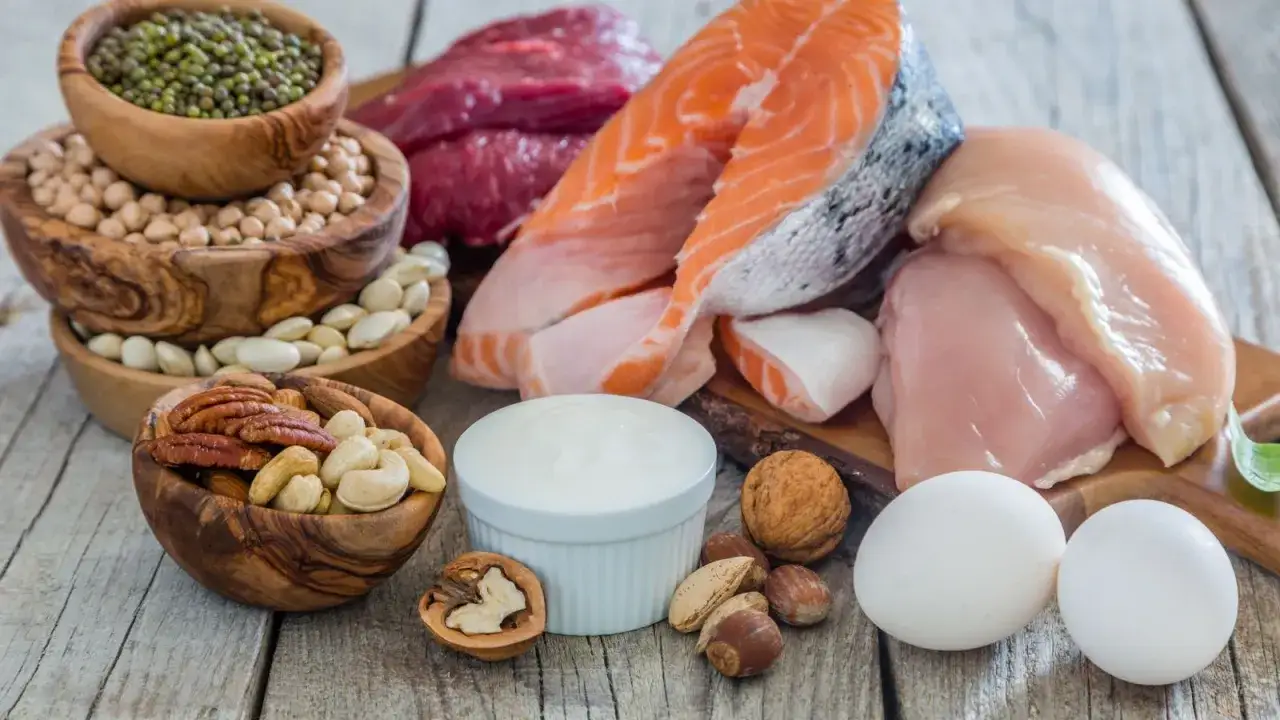 Ingredienti per la dieta Dukan attacco: salmone, pollo, carne rossa, uova, yogurt, legumi e frutta secca.