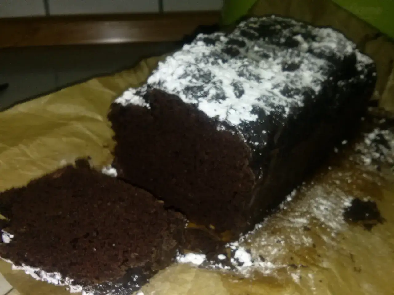 Pyszny brownie z fasoli i bananów, posypane cukrem pudrem, czeka na spróbowanie.