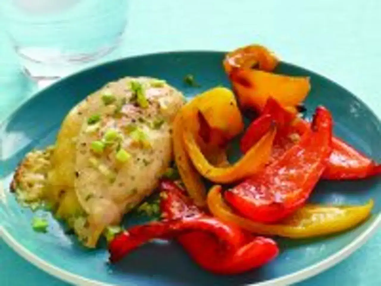 Un plat appétissant de poulet farci et de poivron au four, aux couleurs vives et aux saveurs estivales.