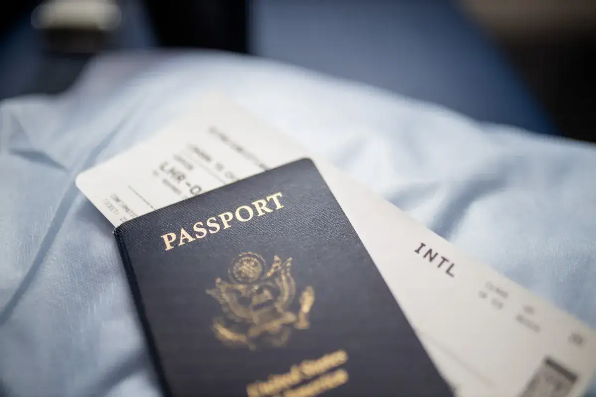 Pass och flygbiljett redo f&ouml;r att &aring;ka till USA.