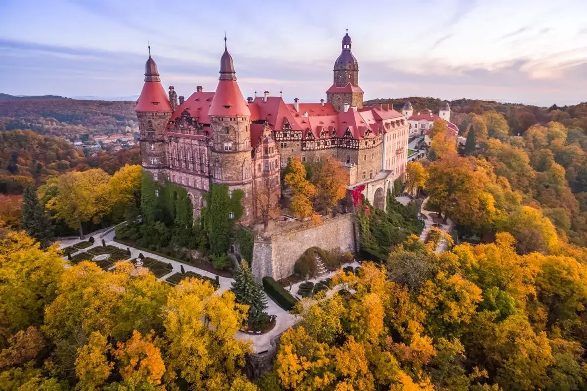 Zamek Książ, jedna z największych atrakcji Wałbrzycha, otoczony jesiennymi barwami.