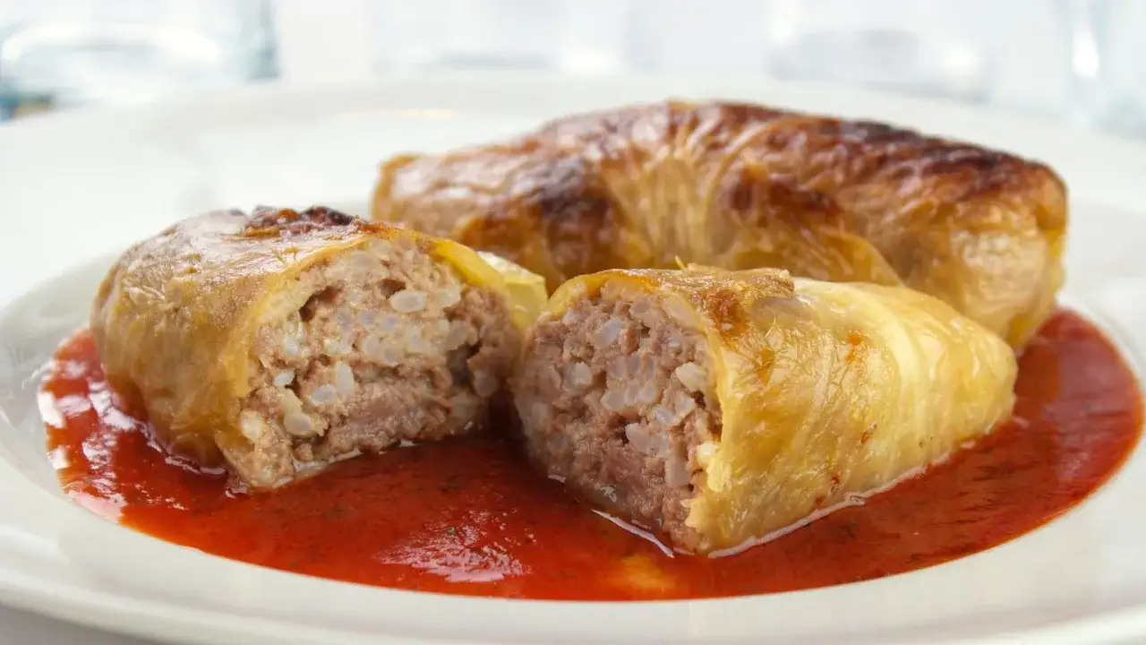Gołąbki w sosie pomidorowym, idealne na obiad. Sprawdź gołąbki kcal, by zaplanować posiłek.