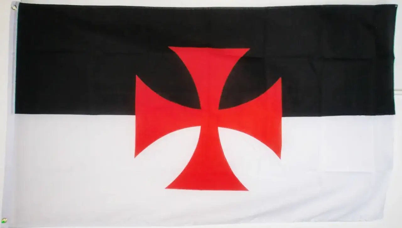 Flaga templariuszy: czarny pas nad białym, z czerwonym krzyżem pośrodku. Symbolizuje odwagę i wiarę.