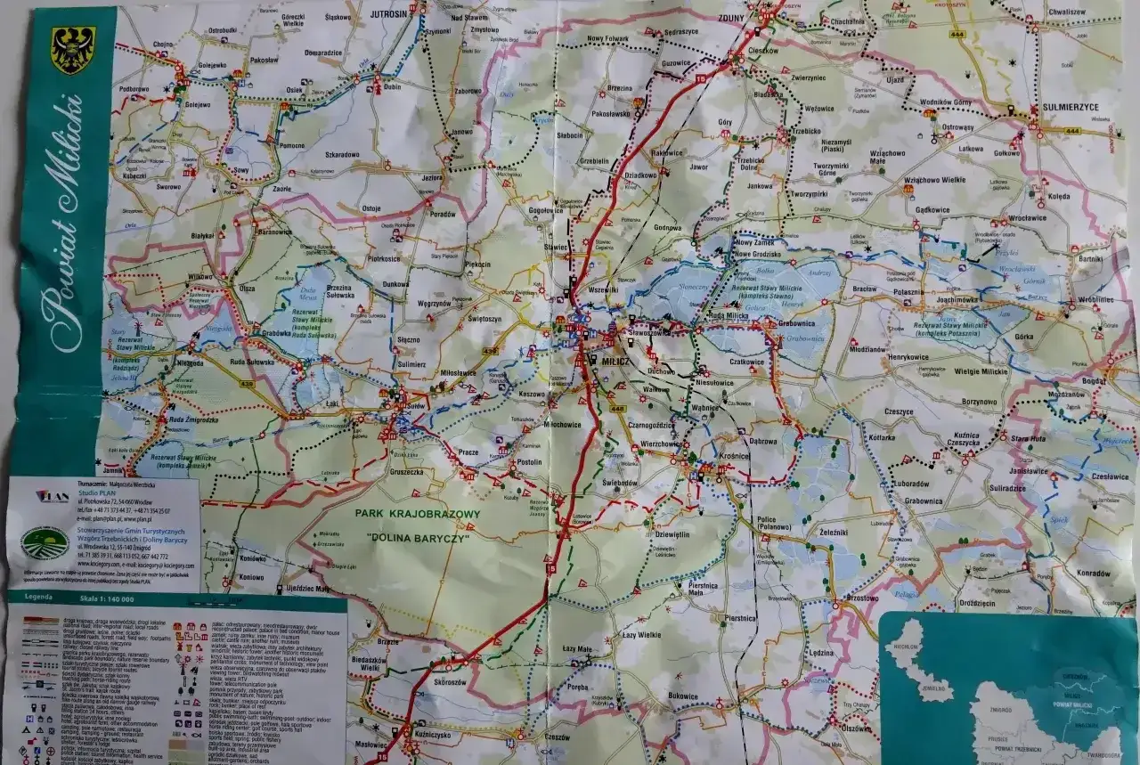Mapa turystyczna Powiatu Milickiego z zaznaczonymi trasami rowerowymi, jeziorami i rezerwatami przyrody.