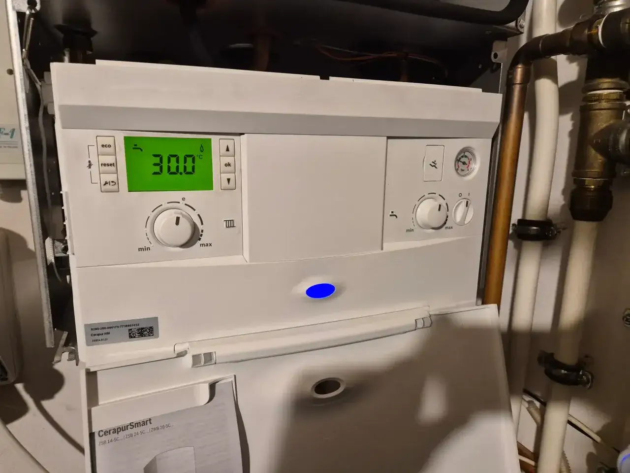 Panel kotła Junkers Legionowo z wyświetlaczem 30.0°C. Wskaźnik ciśnienia i pokrętła regulacji.