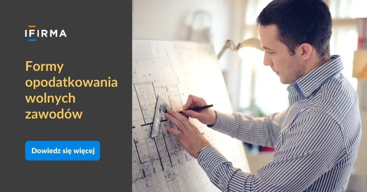 Architekt pracuje nad projektem, analizując formy opodatkowania wolnych zawodów. Logo IFIRMA i przycisk