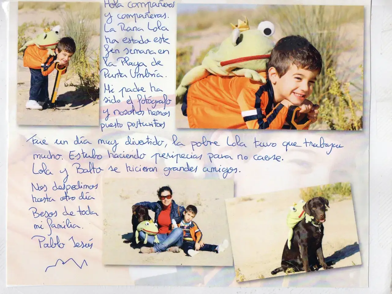 Un niño sonriente con una rana de peluche en la espalda, parte de un libro viajero de guardería. La rana Lola y Balto se hicieron amigos.