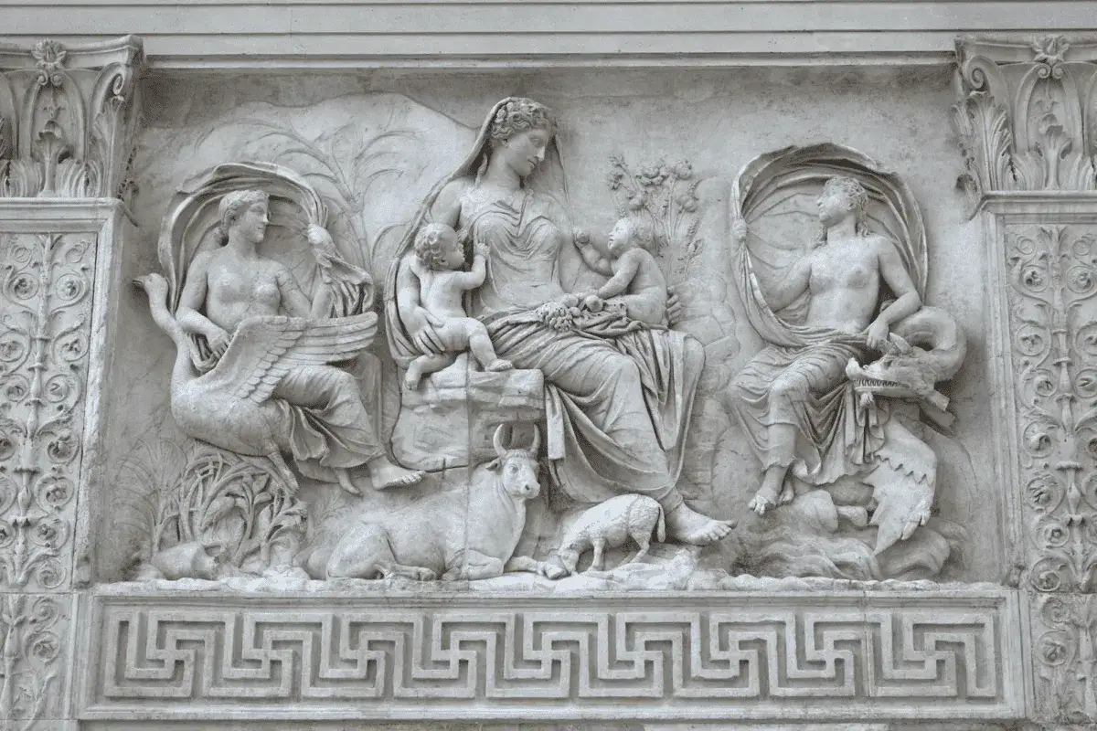 Rilievo dell'Ara Pacis: una dea madre con bambini, cigno, toro e agnello. Una scena serena che evoca la pace e la prosperit&agrave;.