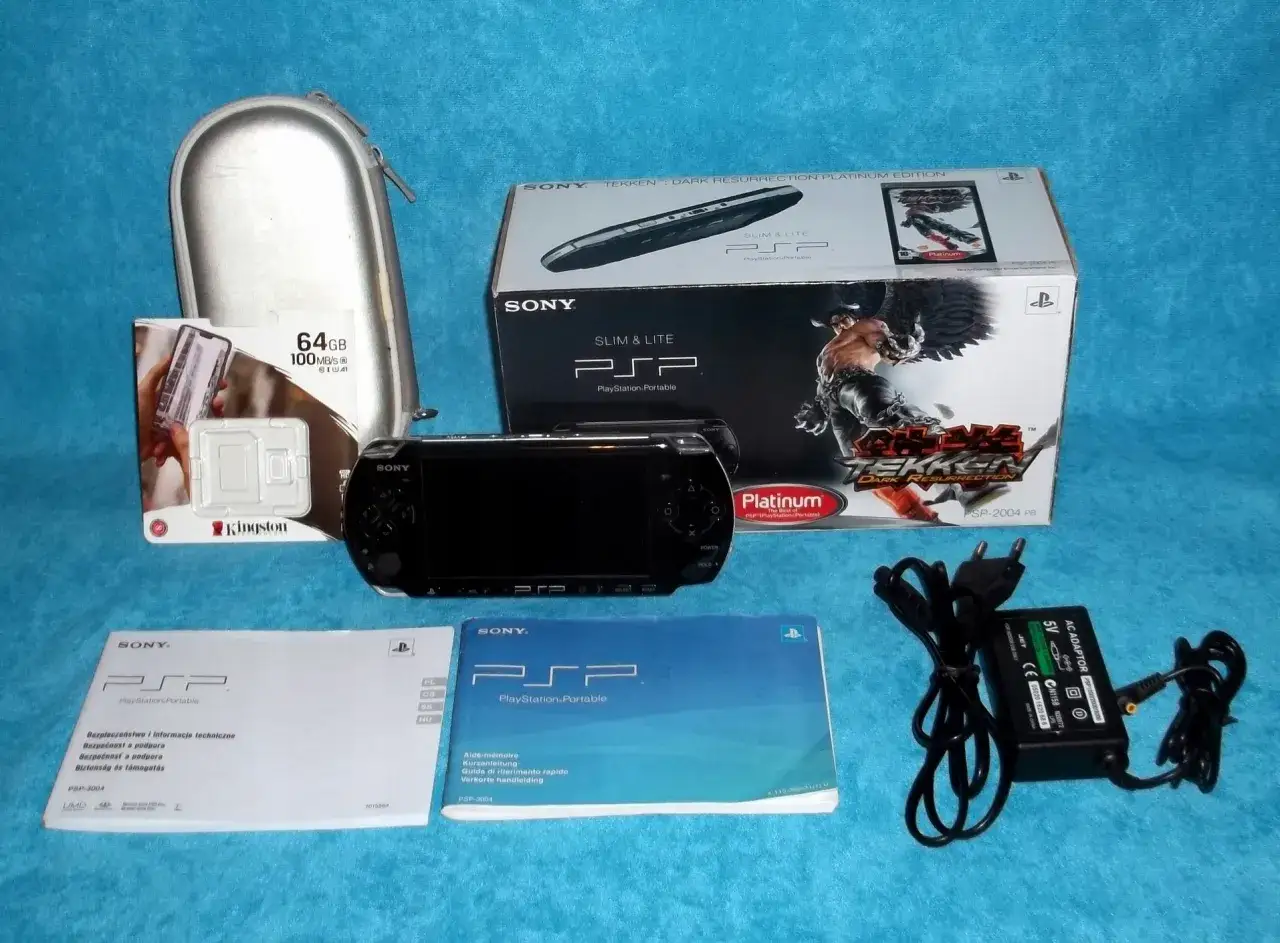 PSP Slim & Lite z grą Tekken: Dark Resurrection, ładowarką i akcesoriami. Idealny zestaw dla fanów najlepszych gier PSP.