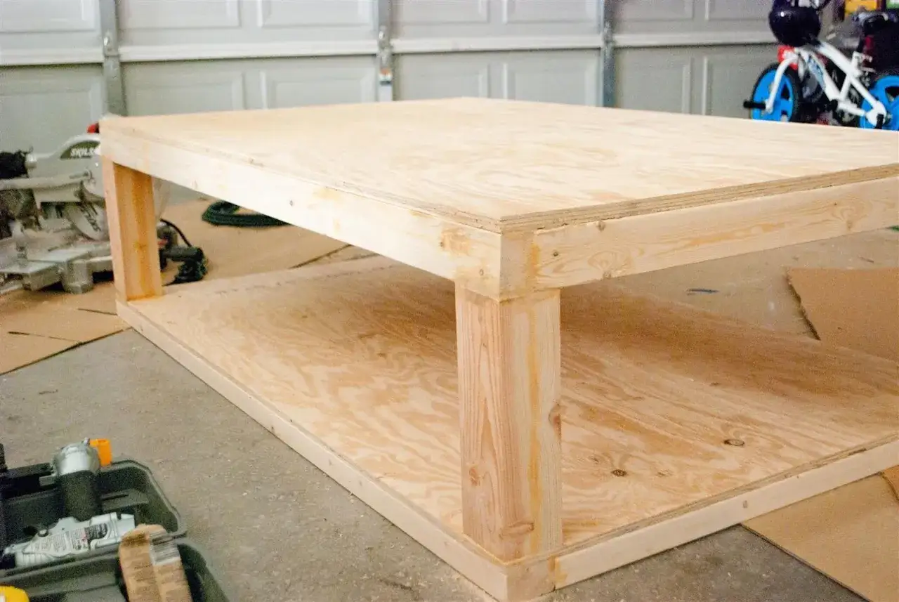 Holzkonstruktion f&uuml;r ein Waschmaschinen Podest selber bauen. Ein stabiles Podest aus Holzplatten und Balken, bereit f&uuml;r die Waschmaschine.