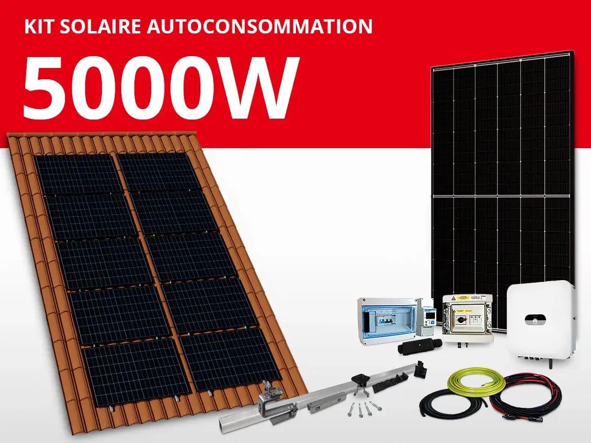Kit solaire 5000W pour autoconsommation. Panneaux sur toit, onduleur et accessoires illustrant le fonctionnement panneau solaire plug and play.