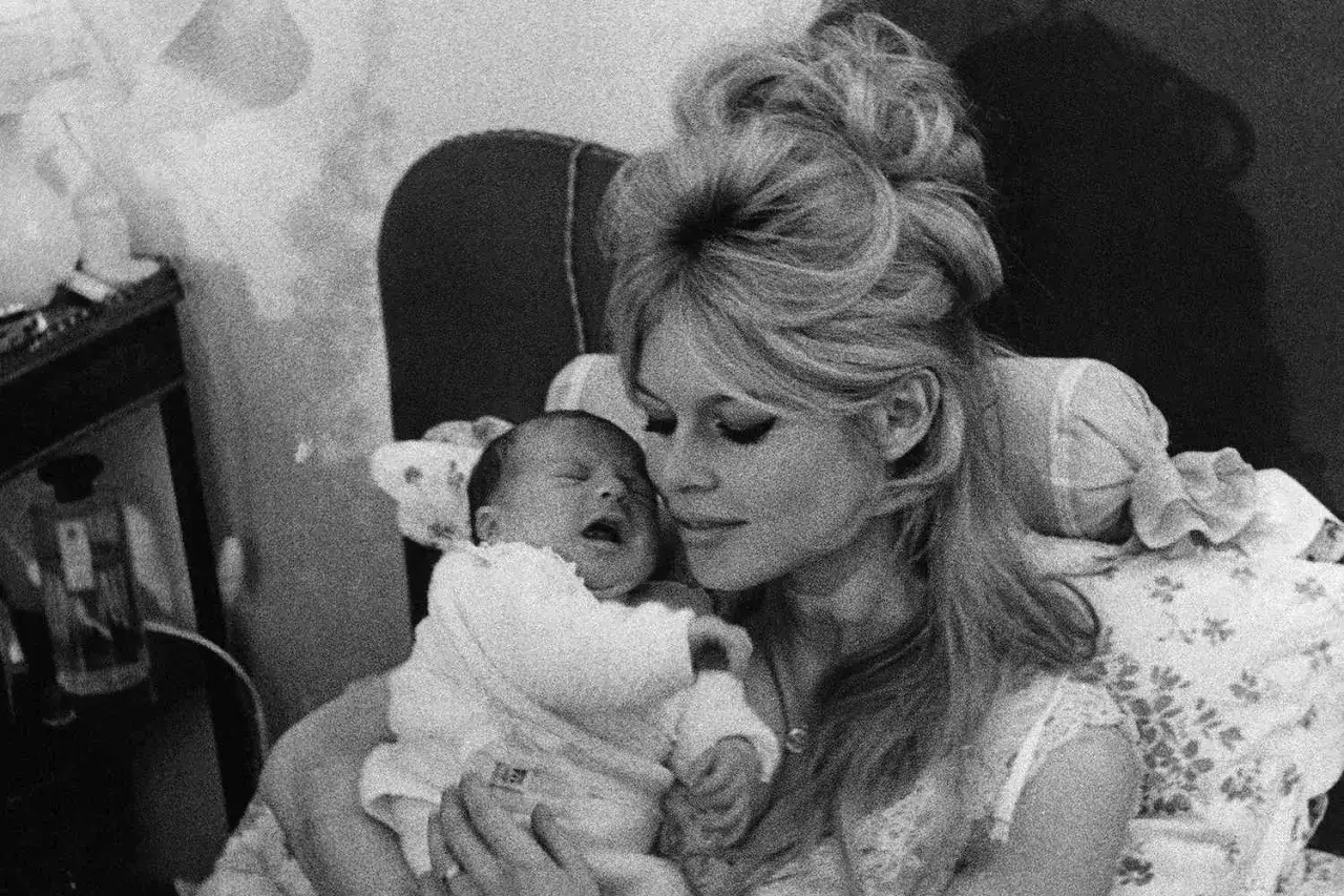 Brigitte Bardot z synem, małym Nicolasem, w czułym uścisku.