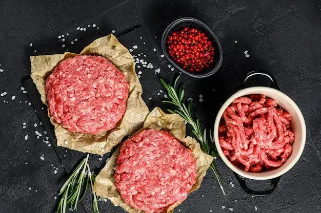 surowe mięso wołowe na burgera z przyprawami