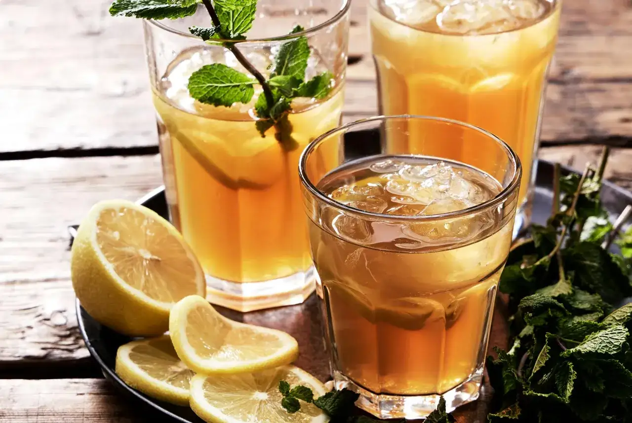 Kalla isteglas med is, citron och mynta. Perfekt iste recept för en varm sommardag.
