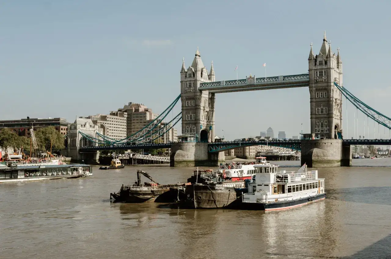 Tower Bridge, symbol stolicy UK, nad Tamizą, z łodziami i statkami.