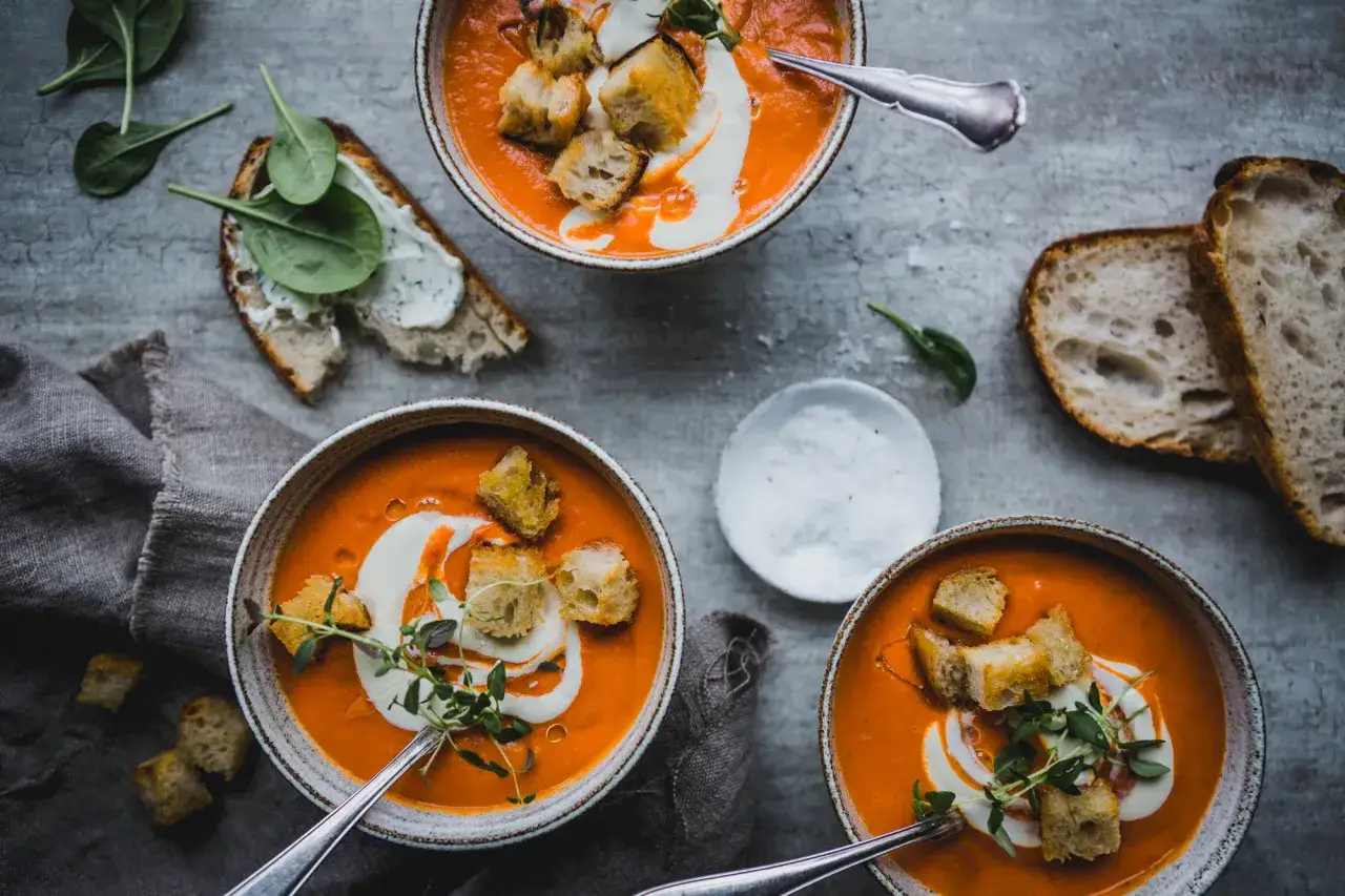 Tre sk&aring;lar med kr&auml;mig tomatsoppa, gjord p&aring; passerade tomater, toppas med krutonger och en virvel av gr&auml;dde. Serveras med gott br&ouml;d och f&auml;rsk spenat.