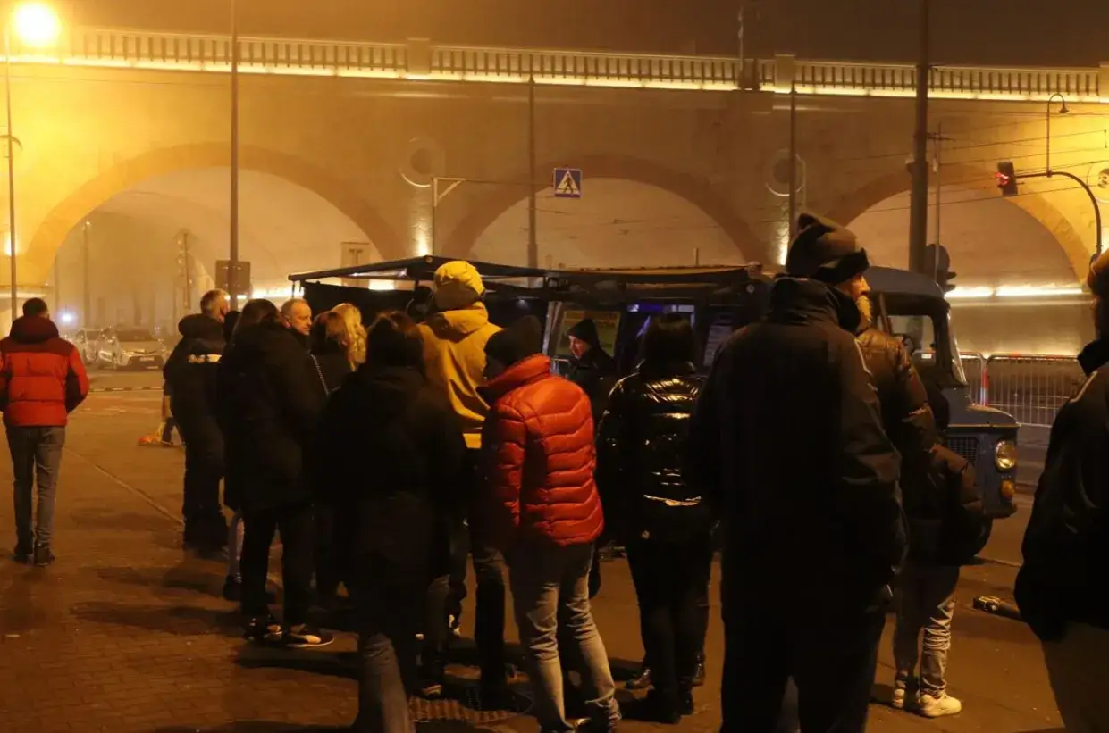 kolejka do kiełbaski z nyski nocą Krak&oacute;w