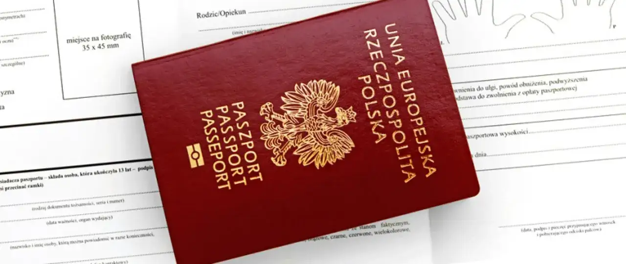 Czerwony paszport RP na tle formularza. Zastanawiasz się, ile kosztuje wyrobienie paszportu w Holandii?