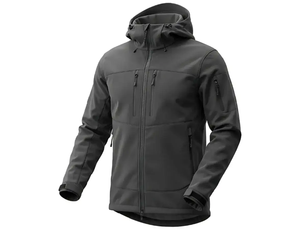 Szara kurtka softshell z kapturem i licznymi kieszeniami. Dowiedz się, jak prać softshell, by zachował swoje właściwości.