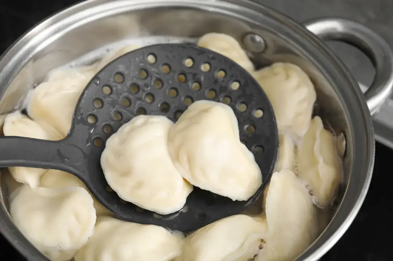 gotowanie mrożonych pierogów w garnku