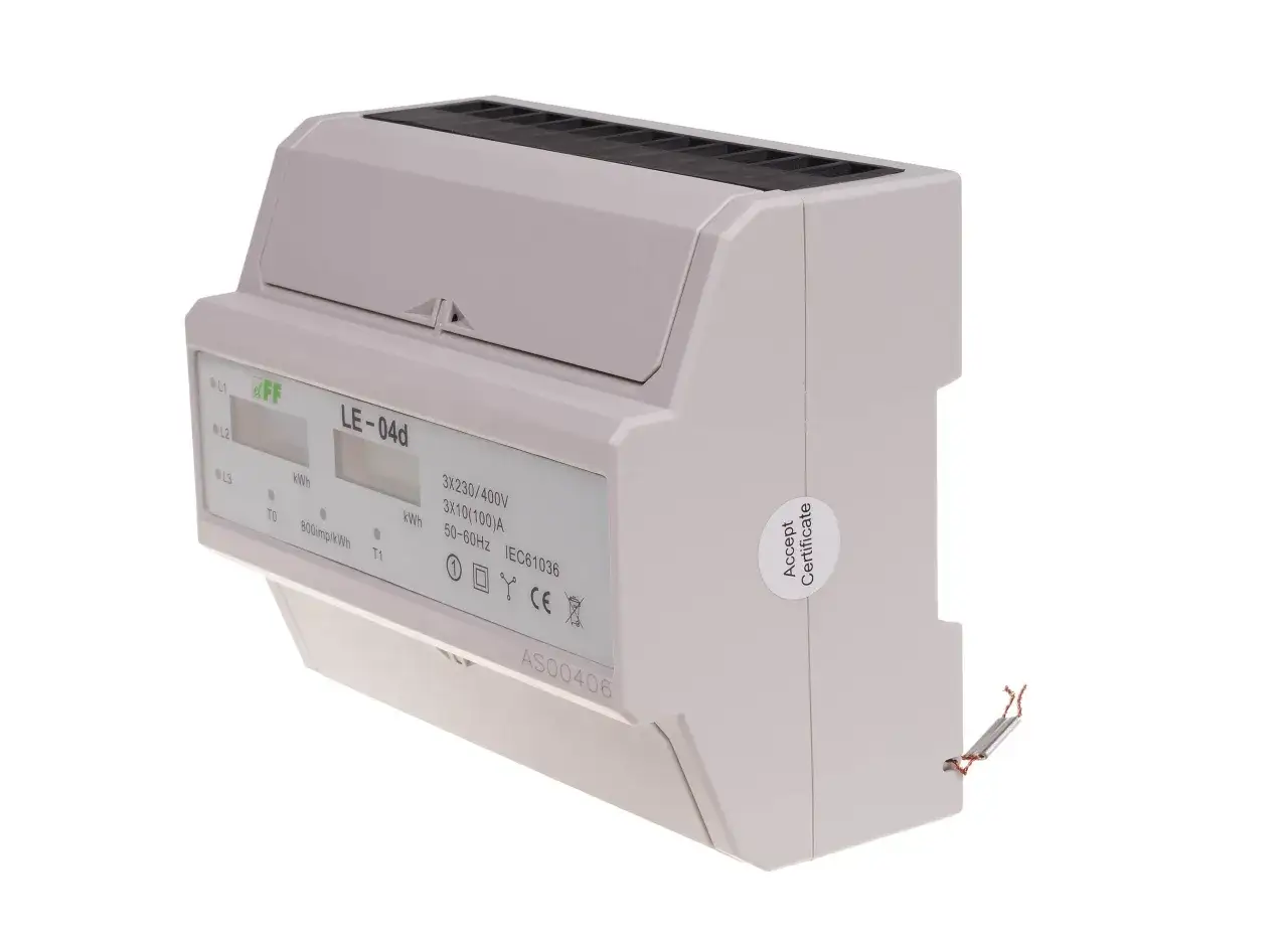 Trójfazowy licznik energii elektrycznej, model LE-04d, z wyświetlaczem i oznaczeniami L1, L2, L3. Idealny do zastosowań w systemach PGE G12.