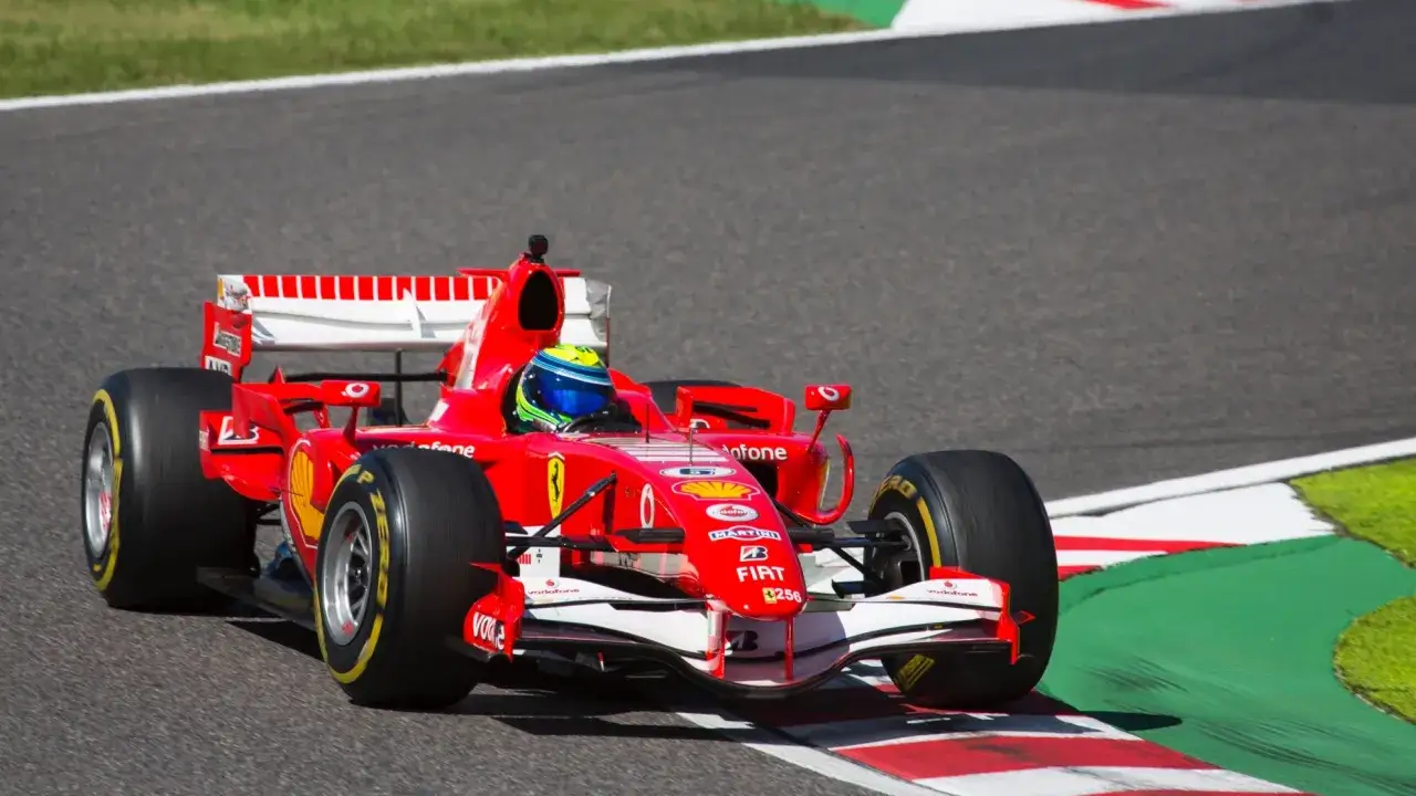 Felipe Massa compite en un Ferrari rojo en una curva de la pista.