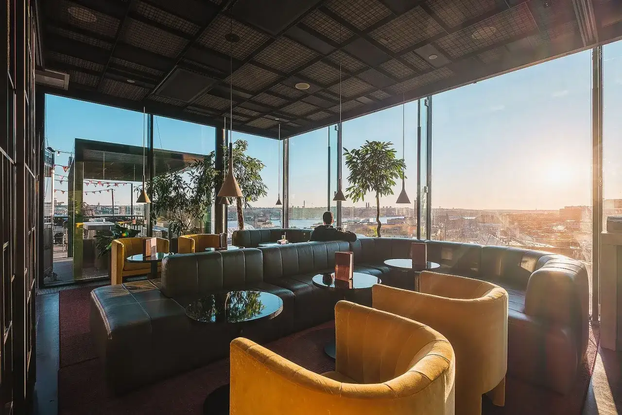 Mysig cocktailbar i Stockholm med panoramautsikt över staden. Bekväma soffor och stolar inbjuder till avkoppling.