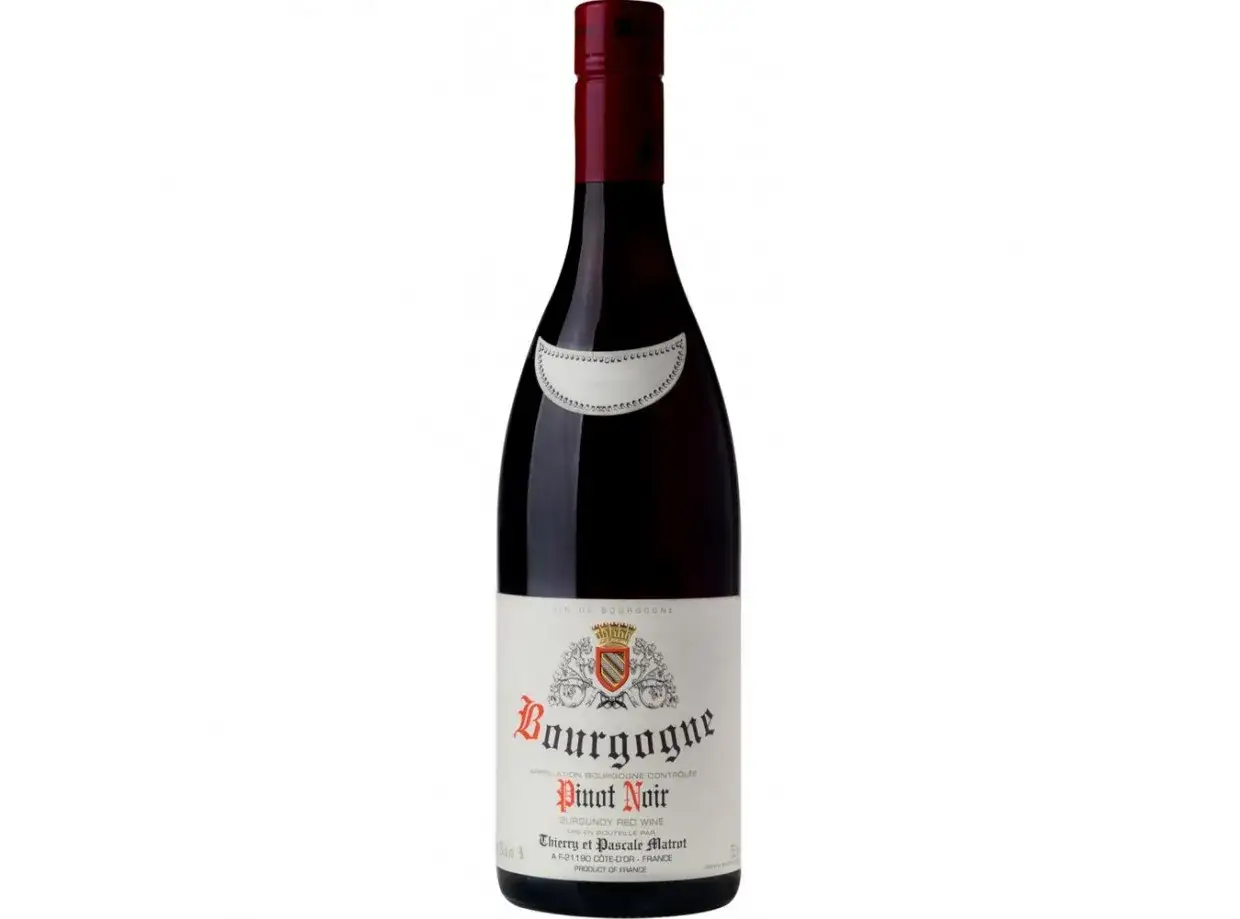 Bouteille de Bourgogne Pinot Noir du domaine Matrot, millésime 2019, mis en bouteille par Thierry et Pascale Matrot.