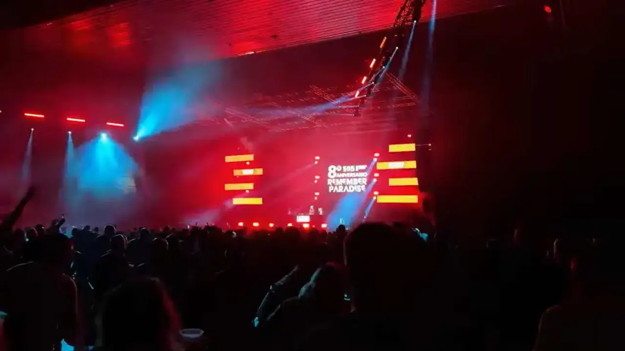 La gente disfruta de un concierto con luces rojas y azules. &iexcl;Molan los 90 Zaragoza!