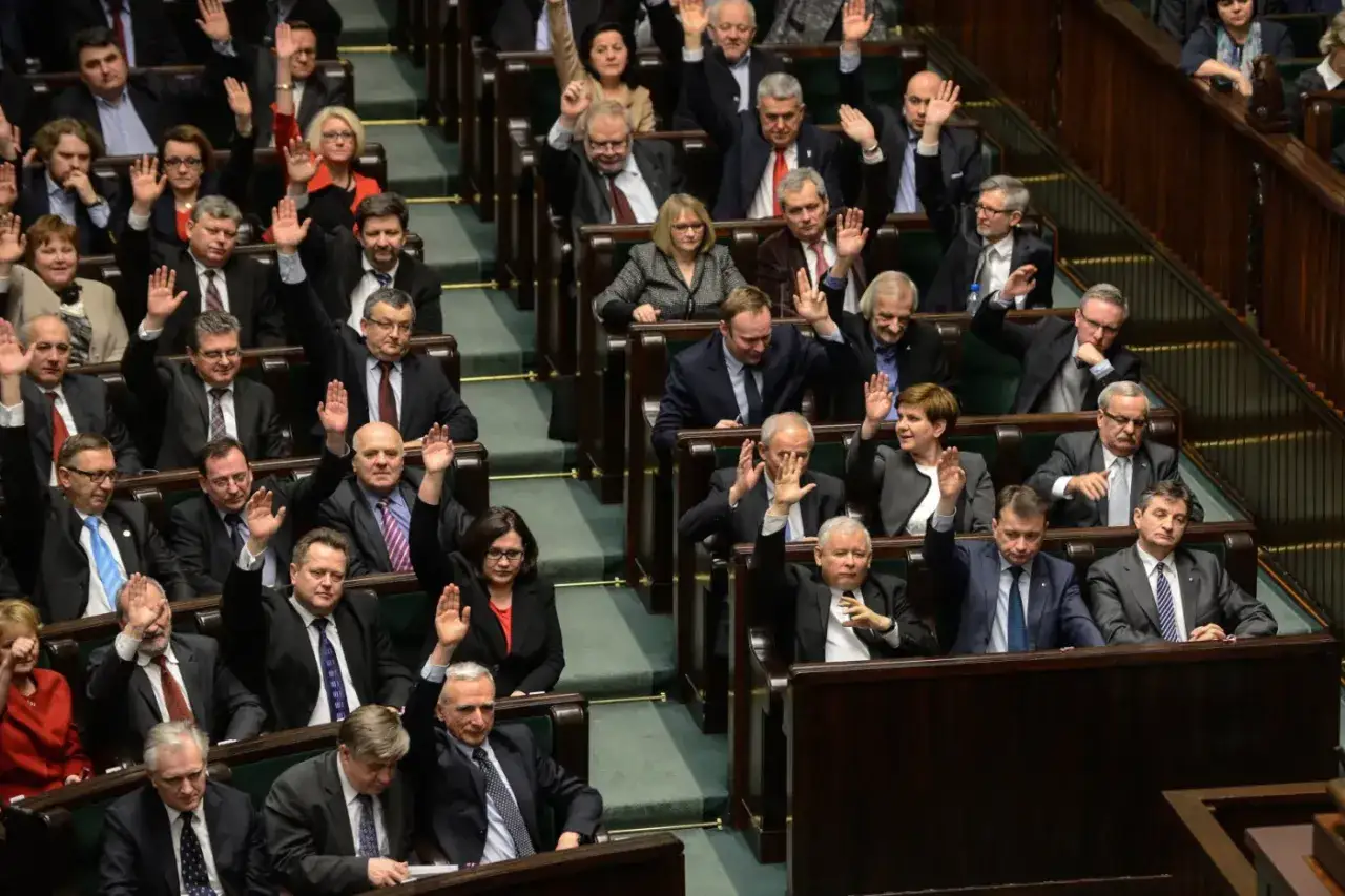 Posłowie głosują, podnosząc ręce. Czy to głosowanie w sprawie depenalizacji?