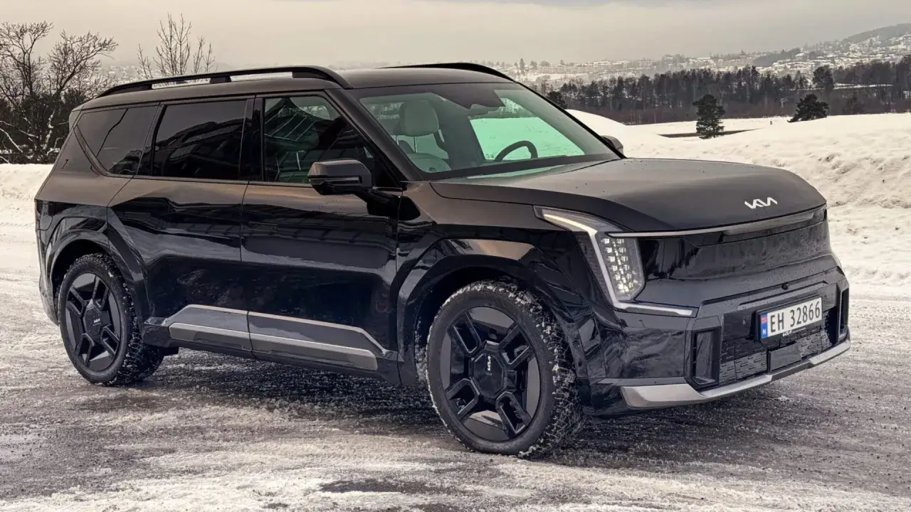 Svart Kia EV9 test i snöig terräng. En imponerande elbil redo för vinterväglag.