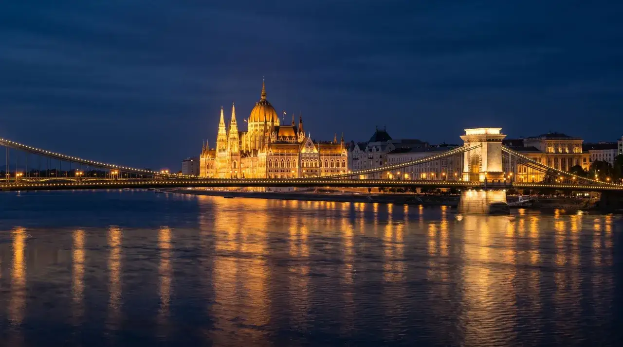 Budapeszt nocą: Parlament i Most Łańcuchowy. Idealne miejsce, by zobaczyć, co robić w Budapeszcie.