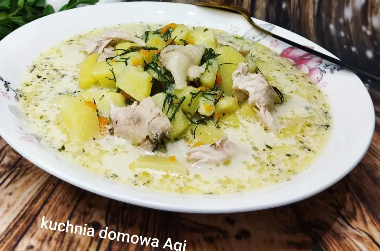Pyszna zupa koperkowa z kurczakiem i ziemniakami, pachnąca świeżym koperkiem. Idealna na chłodne dni.