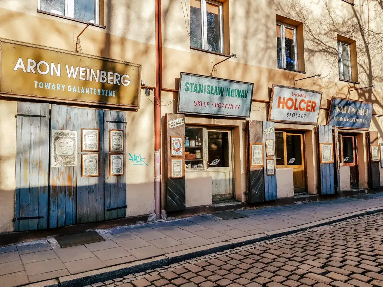 Spacer po Kazimierzu, gdzie stare szyldy opowiadają historie. Idealne miejsce, by sprawdzić, co w Krakowie w weekend.