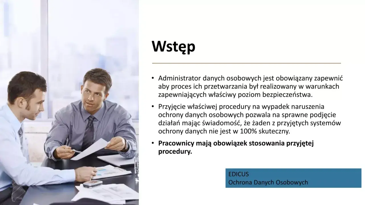 Dwóch mężczyzn w garniturach omawia dokumenty, dyskusja dotyczy ochrony danych i zapobiegania wyciek danych.