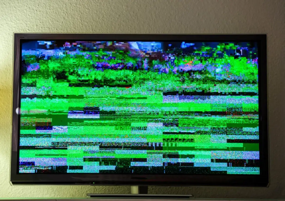 zakłócenia DVB-T2 pikseloza ekran telewizora