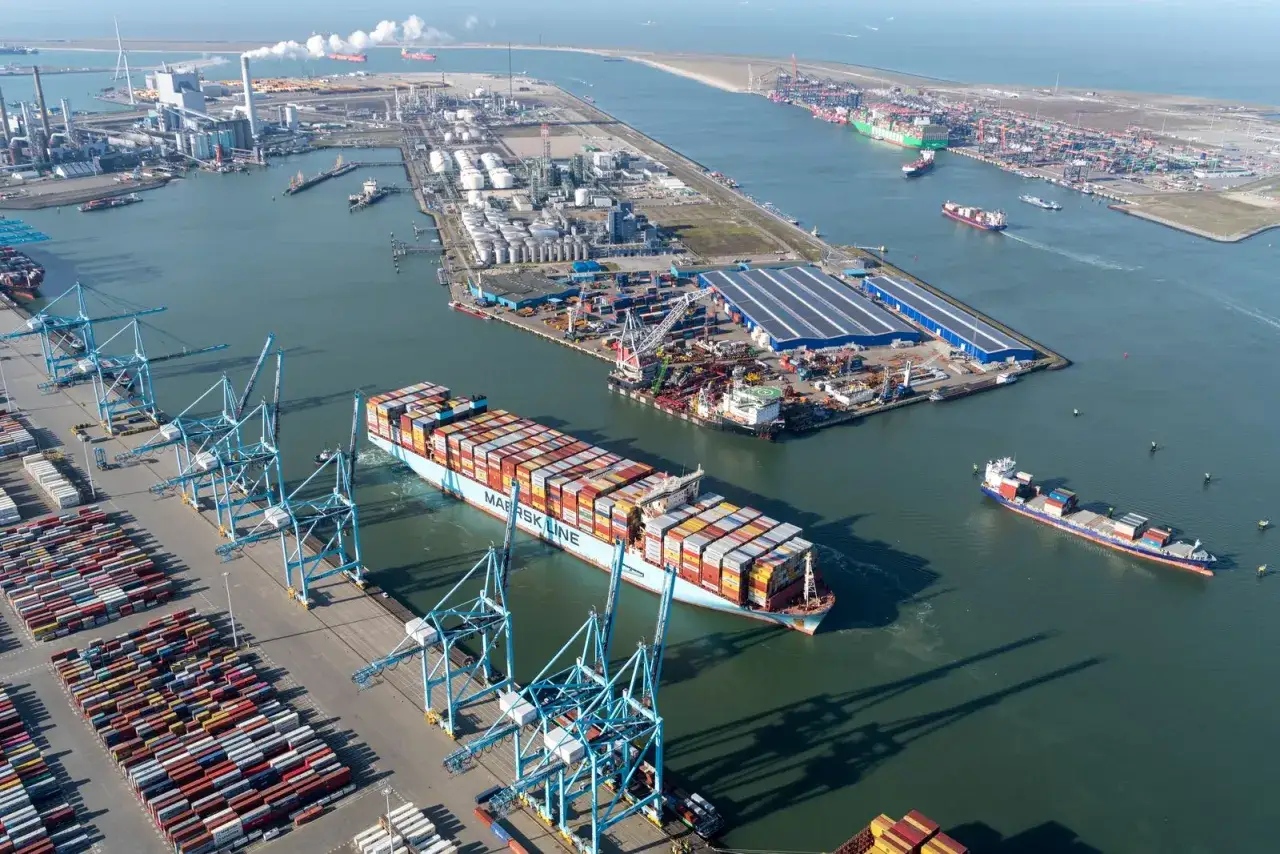 Gro&szlig;er Containerschiff von Maersk Line in einem gesch&auml;ftigen Hafen, Teil der europ&auml;ischen H&auml;fen.